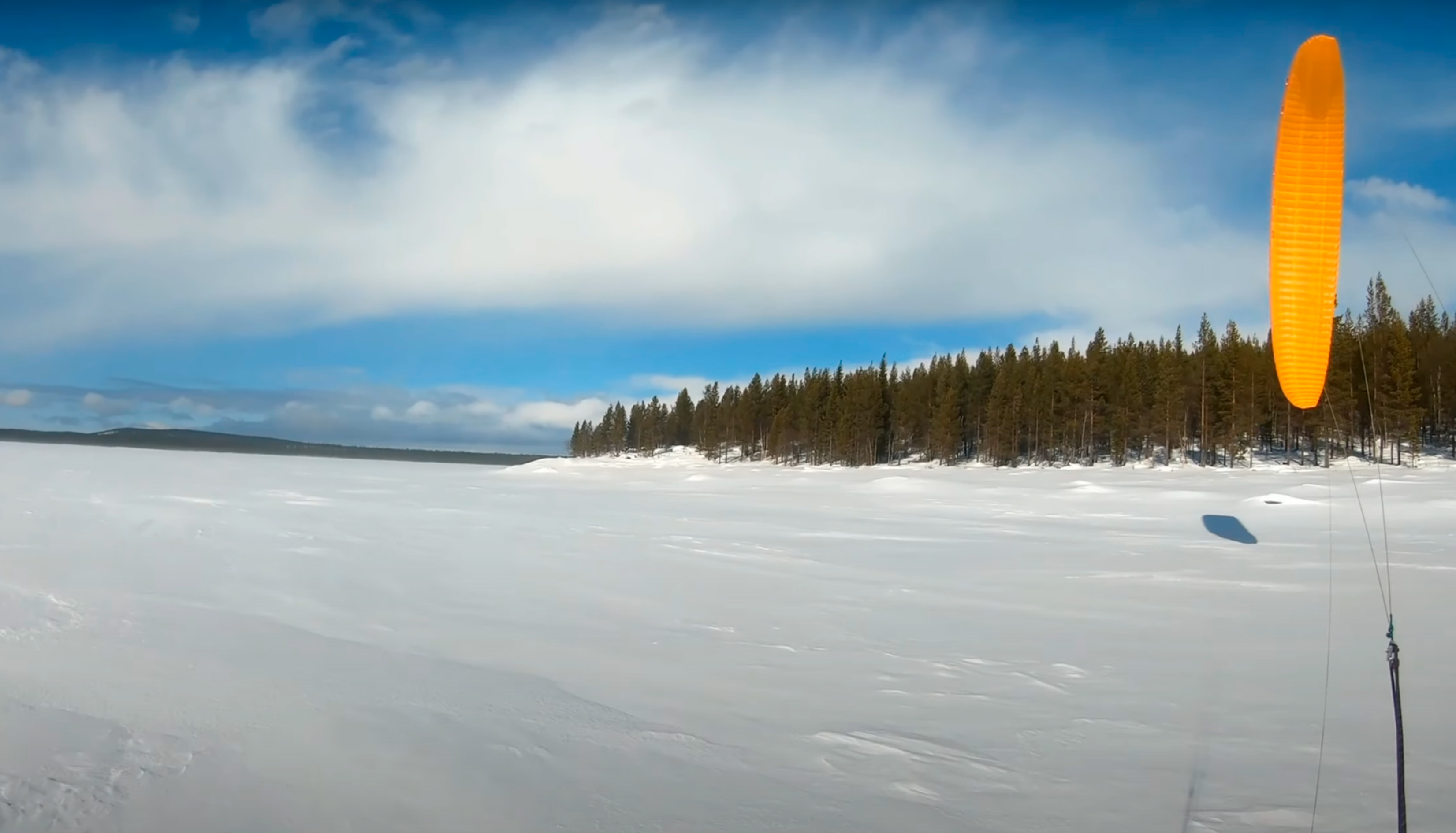 Сноукайтинг на льду водохранилища